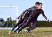 开云体育app-球员推销个人购物品，受球迷欢迎购买