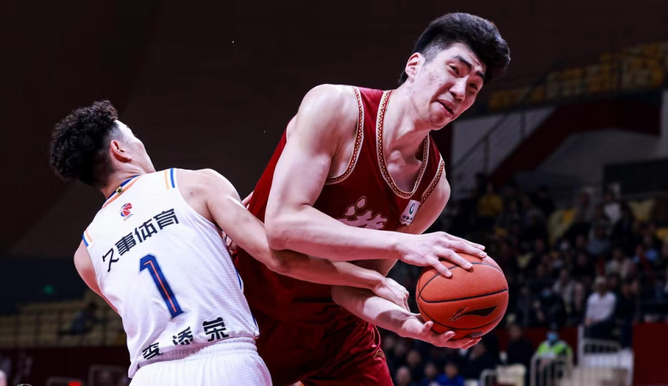 江苏队鏖战青岛队，王哲林惊艳四座的简单介绍