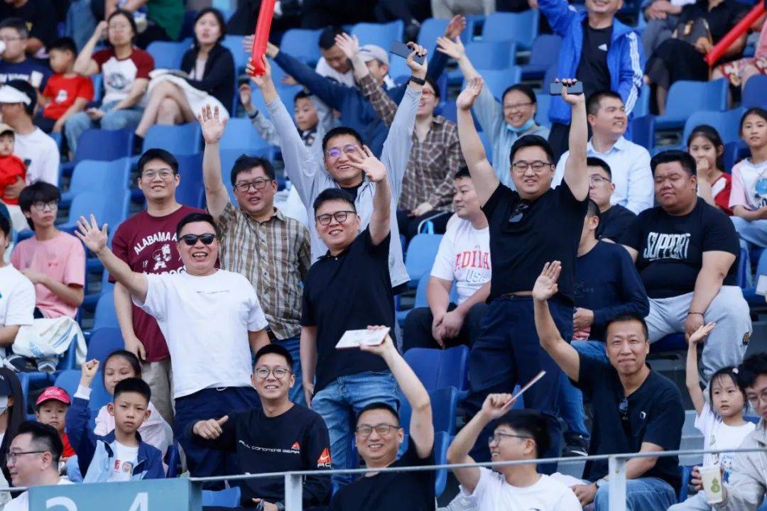 关于队员助威，足球风暴即将到来的信息