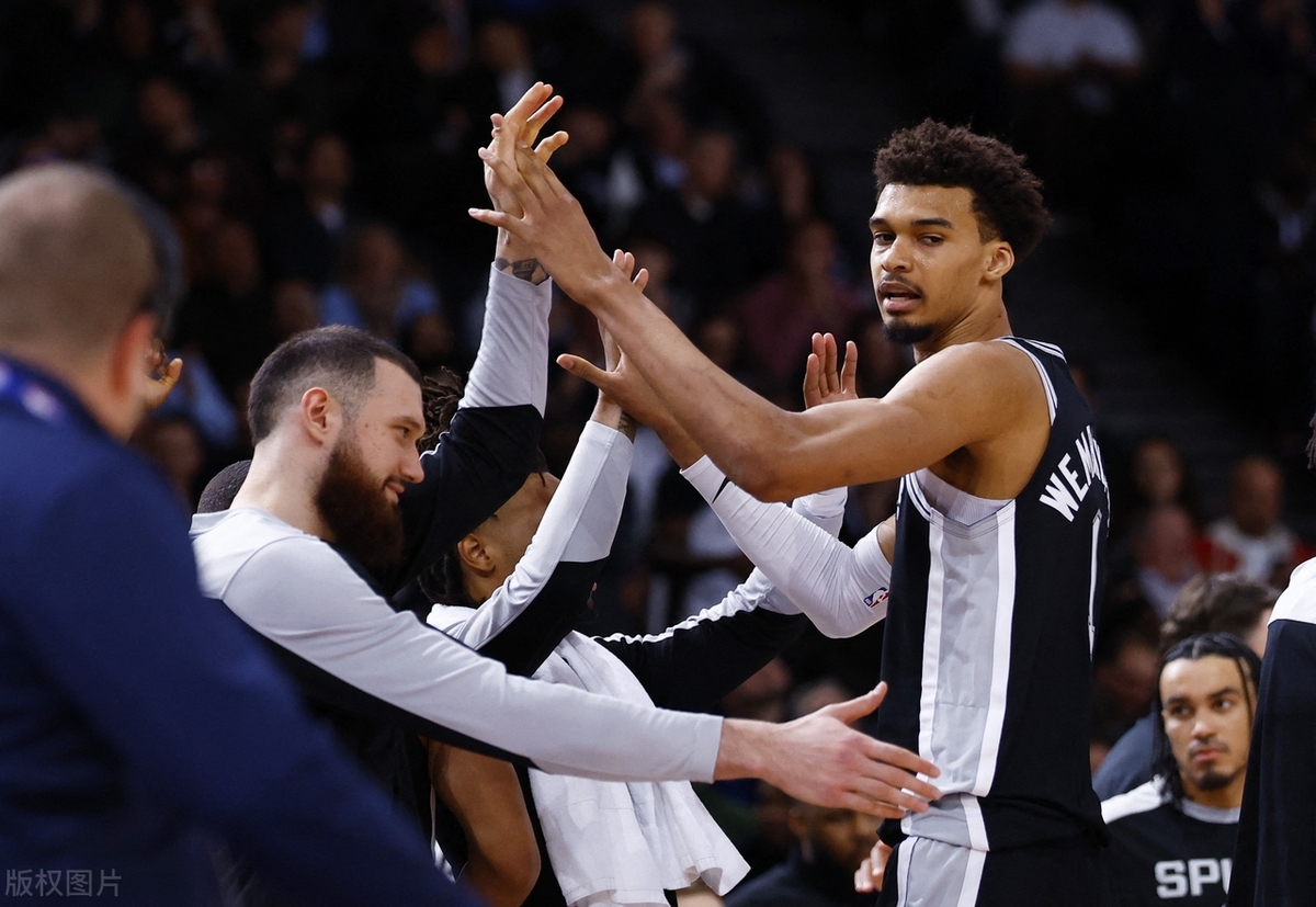 包含圣安东尼奥马刺队全队齐心协力备战下场比赛的词条