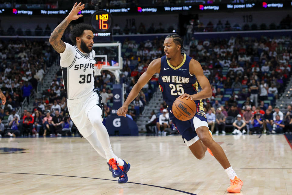 包含圣安东尼奥马刺队全队齐心协力备战下场比赛的词条