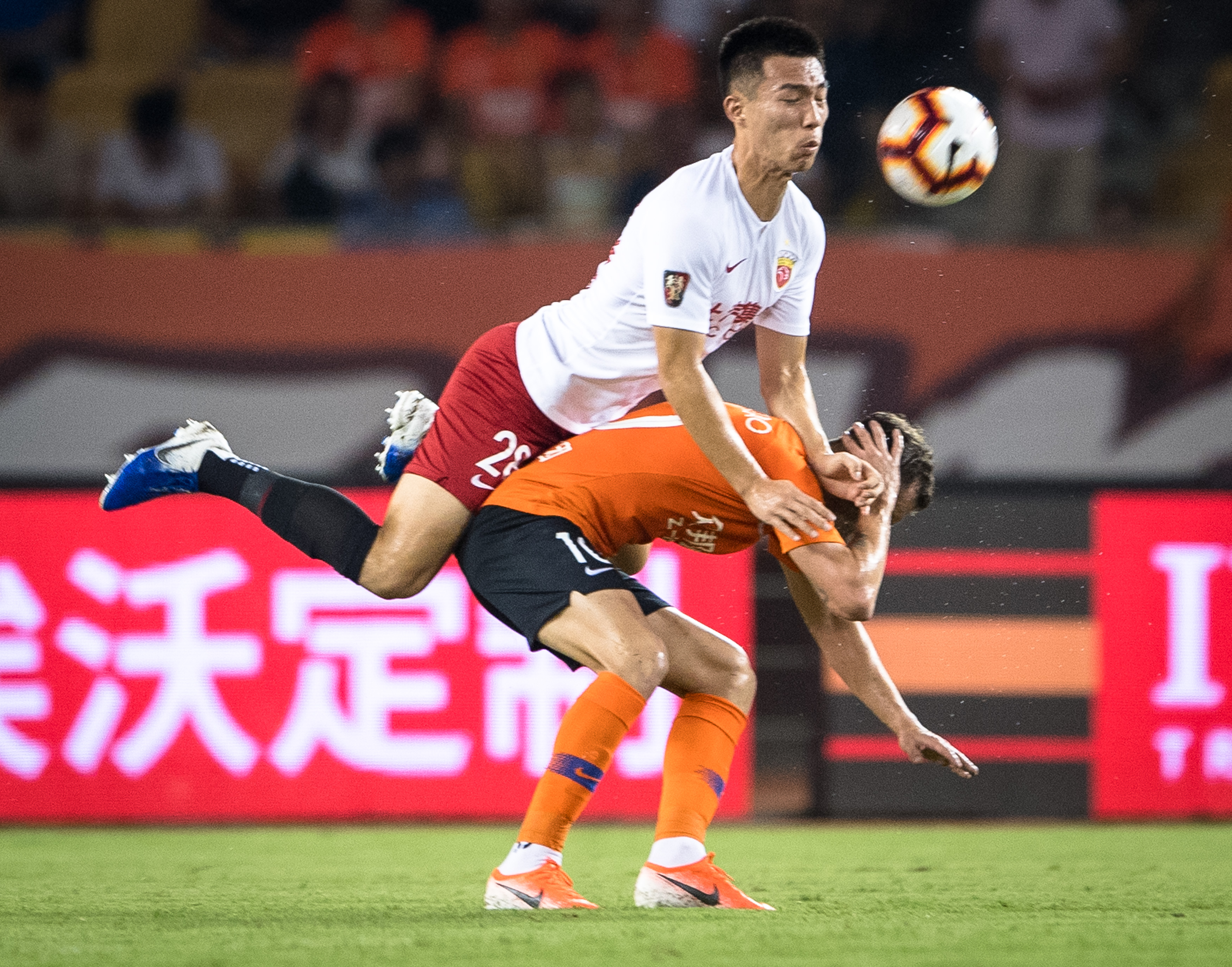 上海上港胜河南建业，登顶积分榜领先优势明显的简单介绍