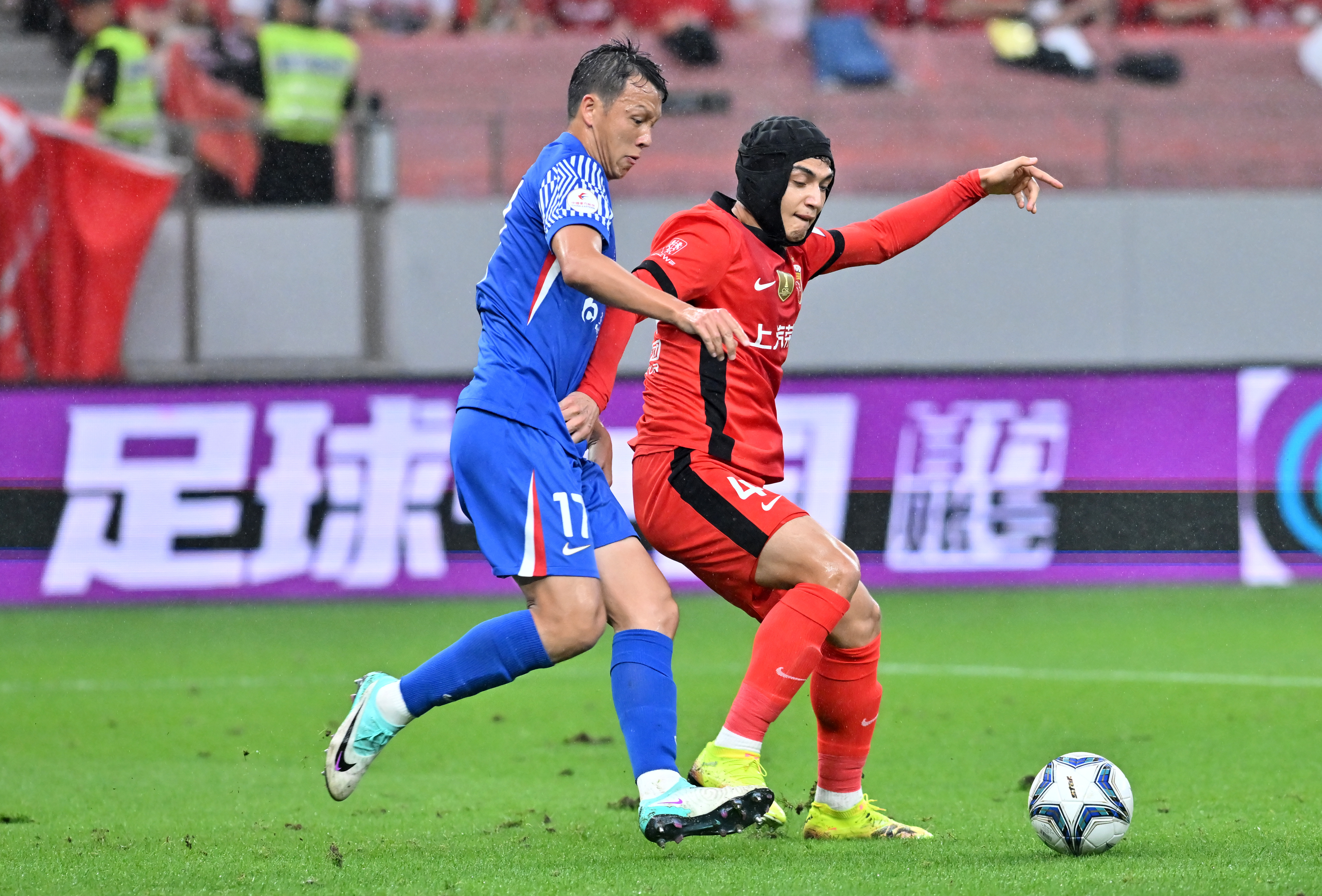 上海申花足球队闹市中风采绽放的简单介绍