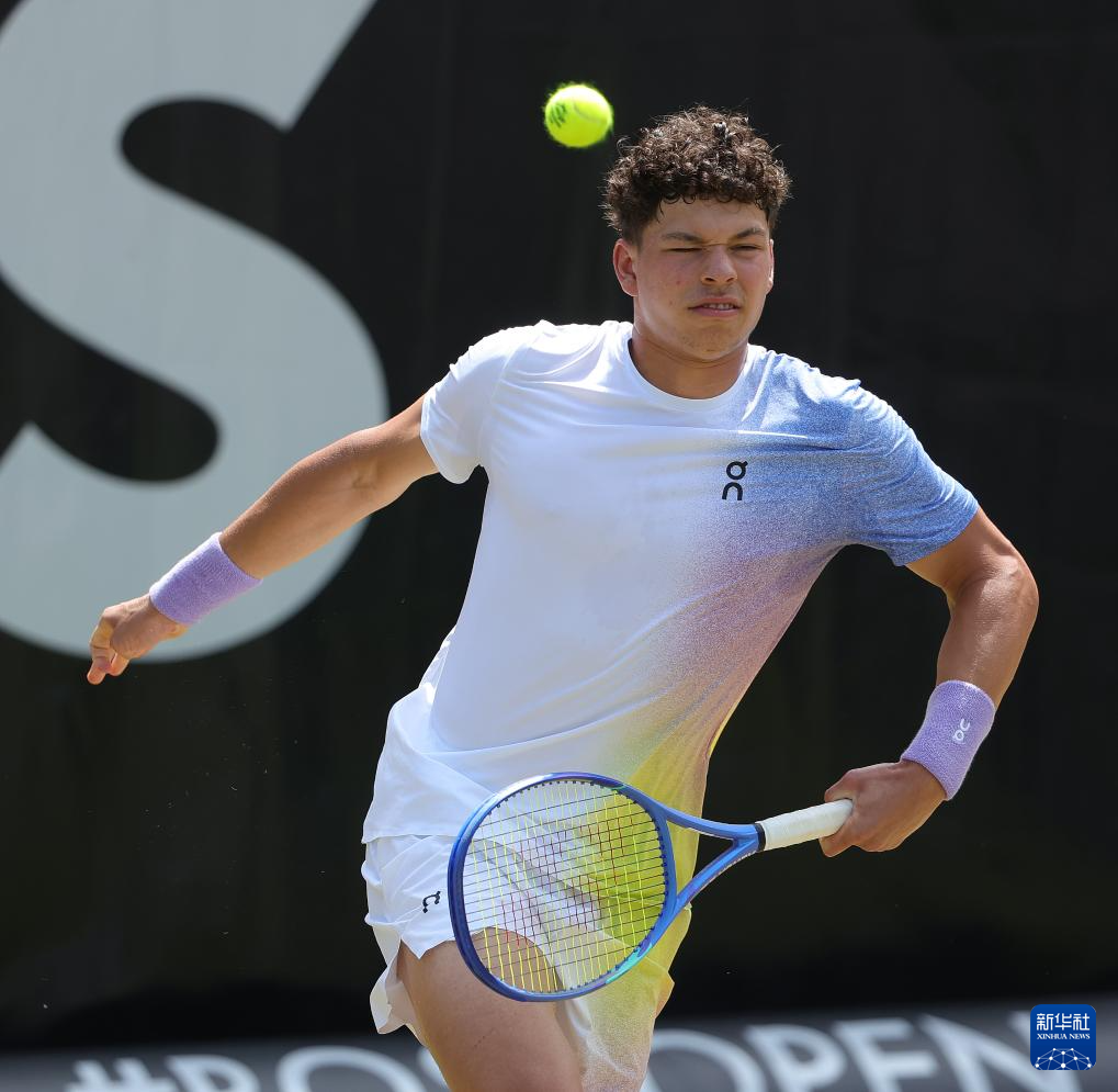 关于德国网球队逆转日本网球队，兹维列夫统治全场的信息