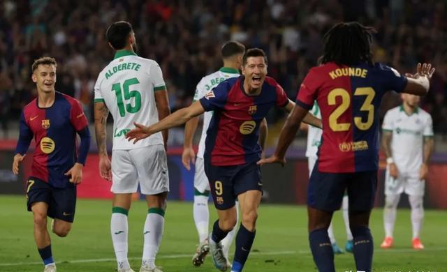 巴黎鏖战曼联，莱万爆发神勇的简单介绍