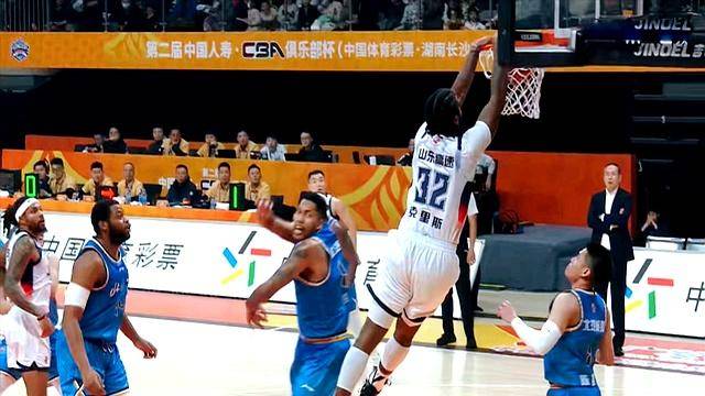 包含上海队险胜快船，高诗岩关键制胜的词条