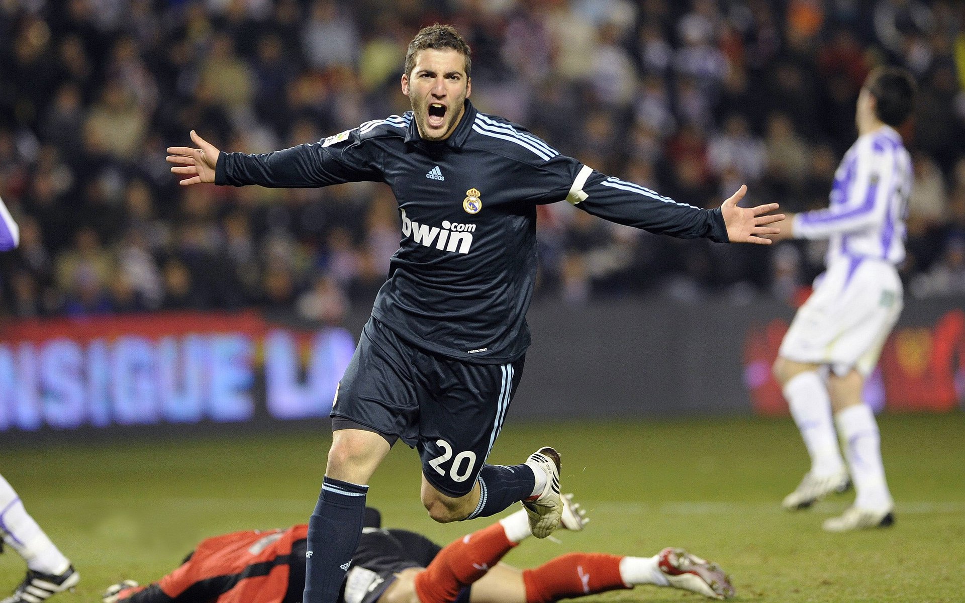 暗夜引擎,当基米希在F1街道赛的十字路口踩下油门