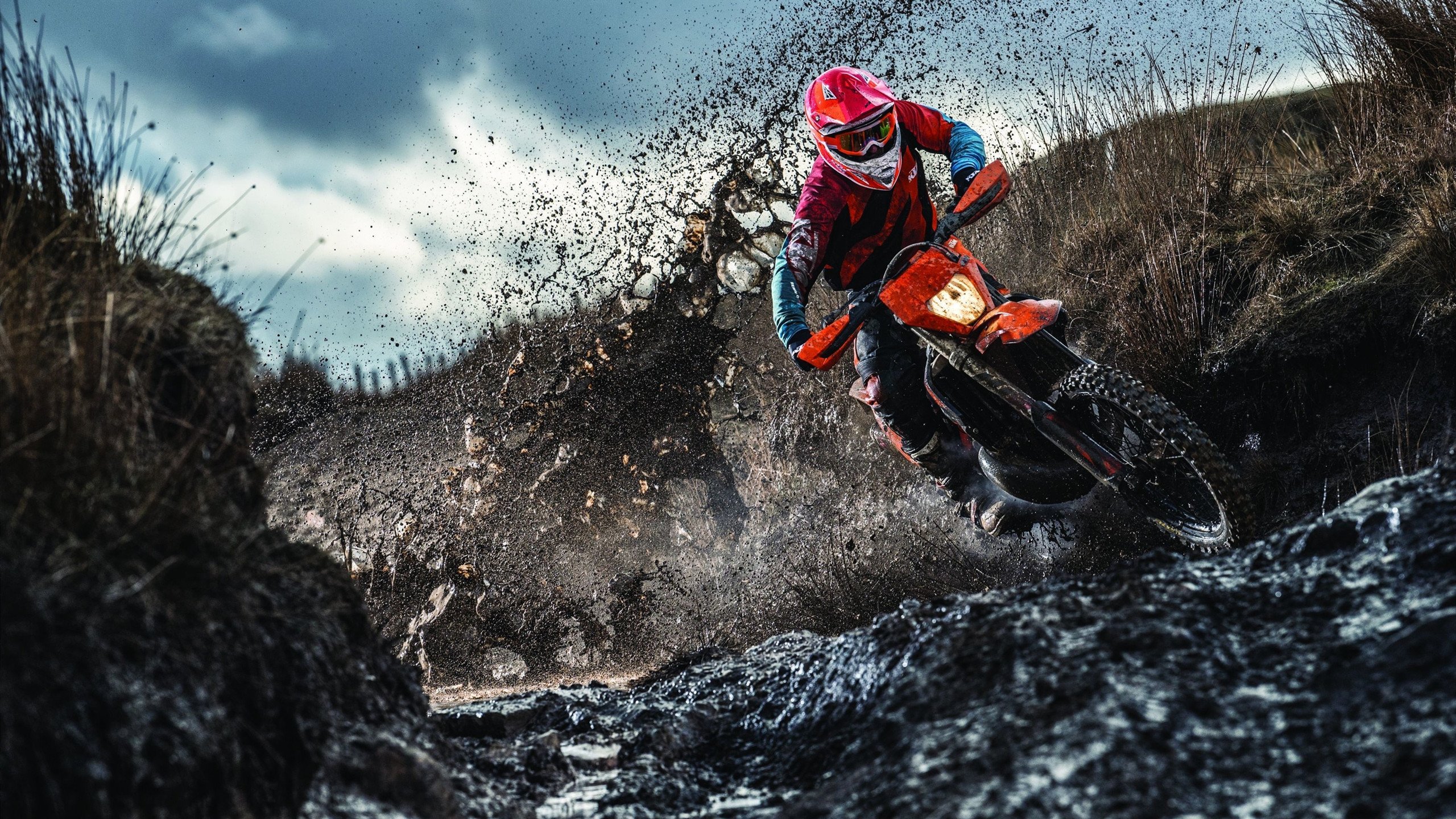 伊萨克点燃赛场,荷兰争冠战惊险战胜芬兰